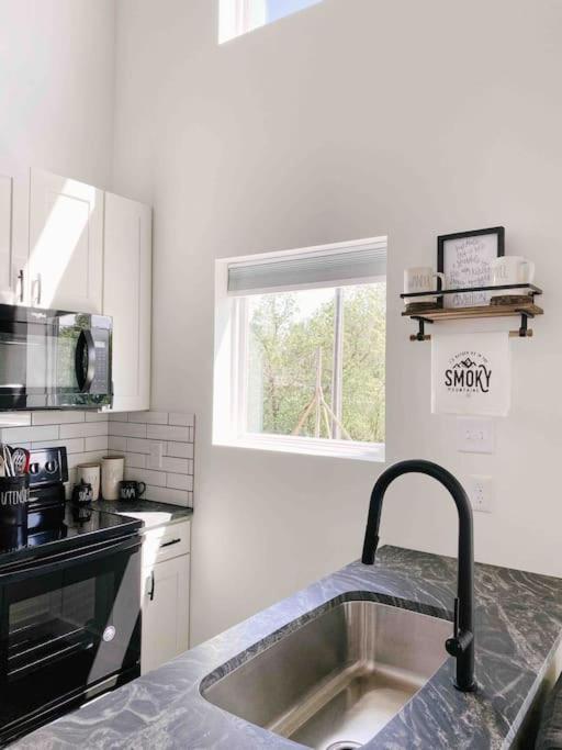 Cozy Smoky Mountain Tiny House Apartment Pigeon Forge Bagian luar foto